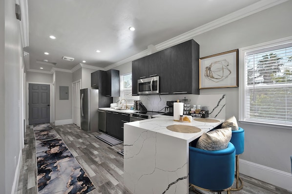 Kjøleskap, mikrobølgeovn, kokeplater og oppvaskmaskin