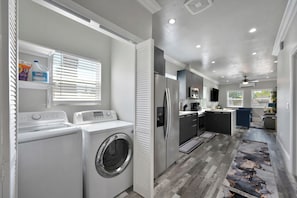 Kjøleskap, mikrobølgeovn, kokeplater og oppvaskmaskin