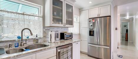 Cafetera/tetera, silla alta para bebés, utensilios de cocina