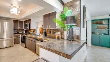 Kjøleskap, mikrobølgeovn, kokeplater og oppvaskmaskin