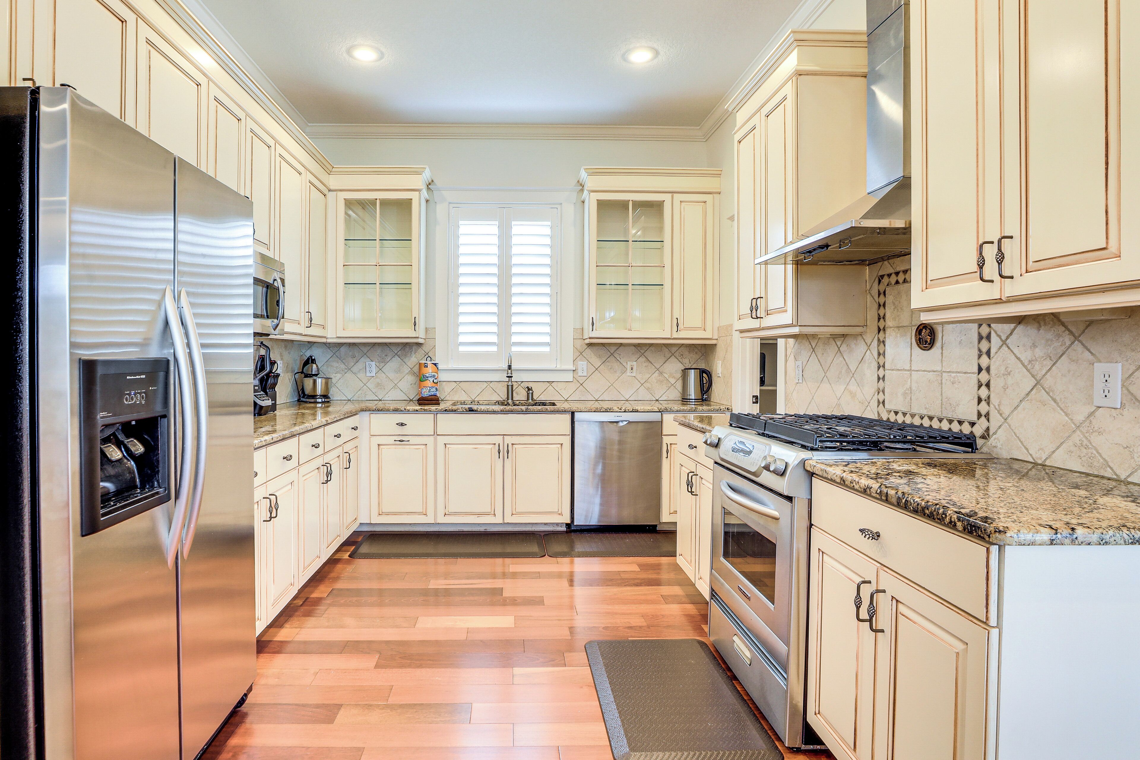 Frigorifero, microonde, piano cottura, lavastoviglie