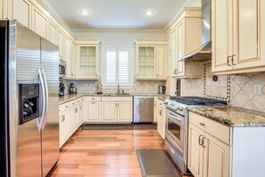 Kjøleskap, mikrobølgeovn, kokeplater og oppvaskmaskin