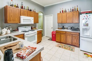 Kühlschrank, Mikrowelle, Herdplatte, Geschirrspüler