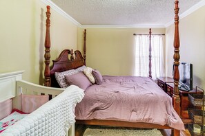 3 Schlafzimmer, Schreibtisch, Bügeleisen/Bügelbrett, Reisekinderbett