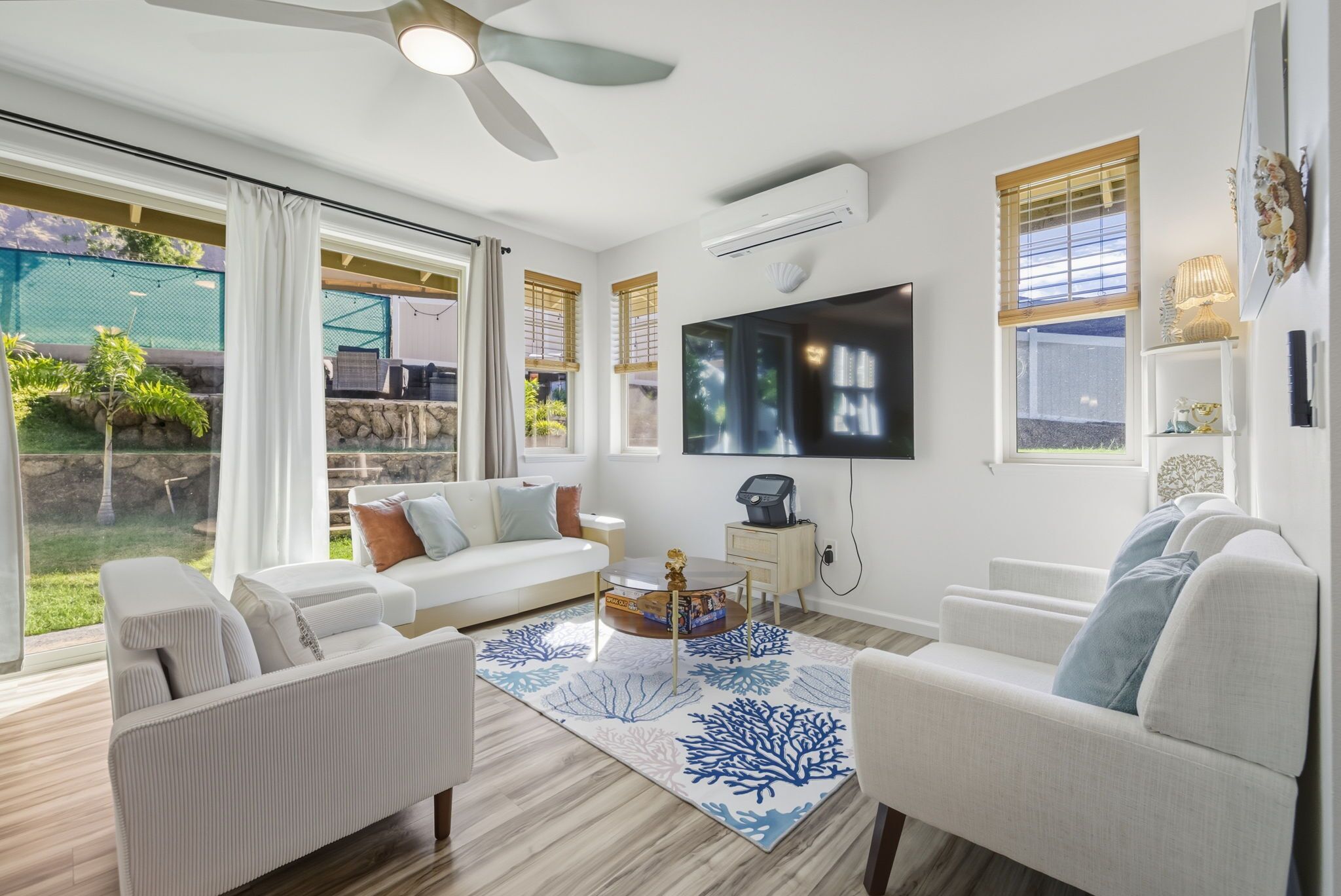 Smart-tv, tv-spel, bordsfotboll och ett bordtennisbord