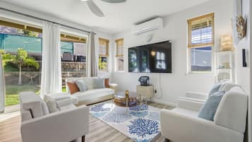 Smart-tv, tv-spel, bordsfotboll och ett bordtennisbord