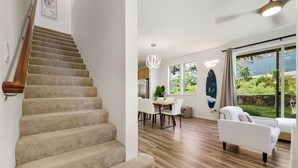 Eine Treppe führt zu einem Essbereich mit Blick ins Freie.