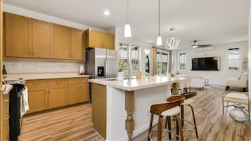 Kylskåp, mikrovågsugn, ugn och spishäll