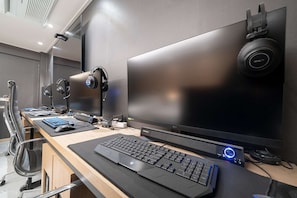 Escritorio, wifi gratis y ropa de cama