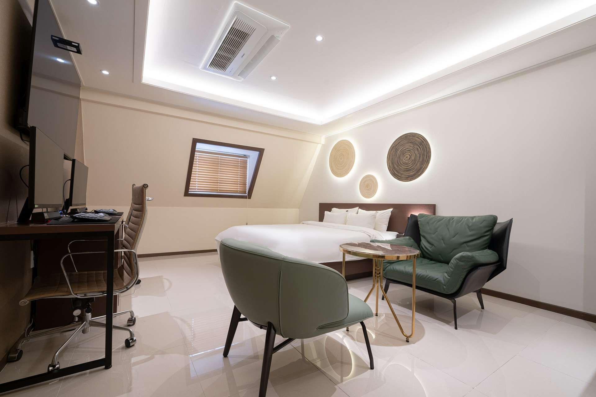 プレミアム ルーム | デスク、WiFi (無料)、ベッドシーツ