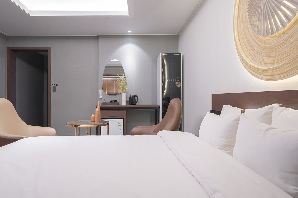 Deluxe kamer | Een bureau, gratis wifi, beddengoed