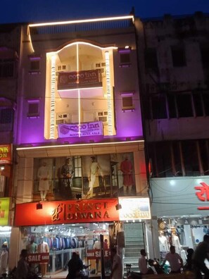 A hotel with a sign indicating rooms are available. - Coco Inn Homestay  (Varanasi)
