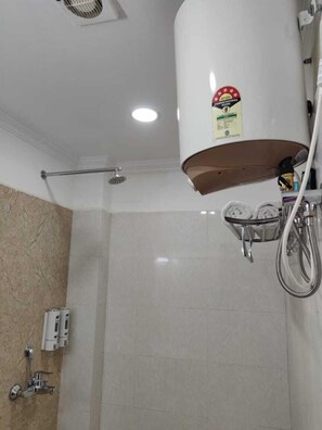 Chambre familiale | Commodités de la salle de bain | Articles de toilette (gratuits), serviettes fournies, savon, shampooing