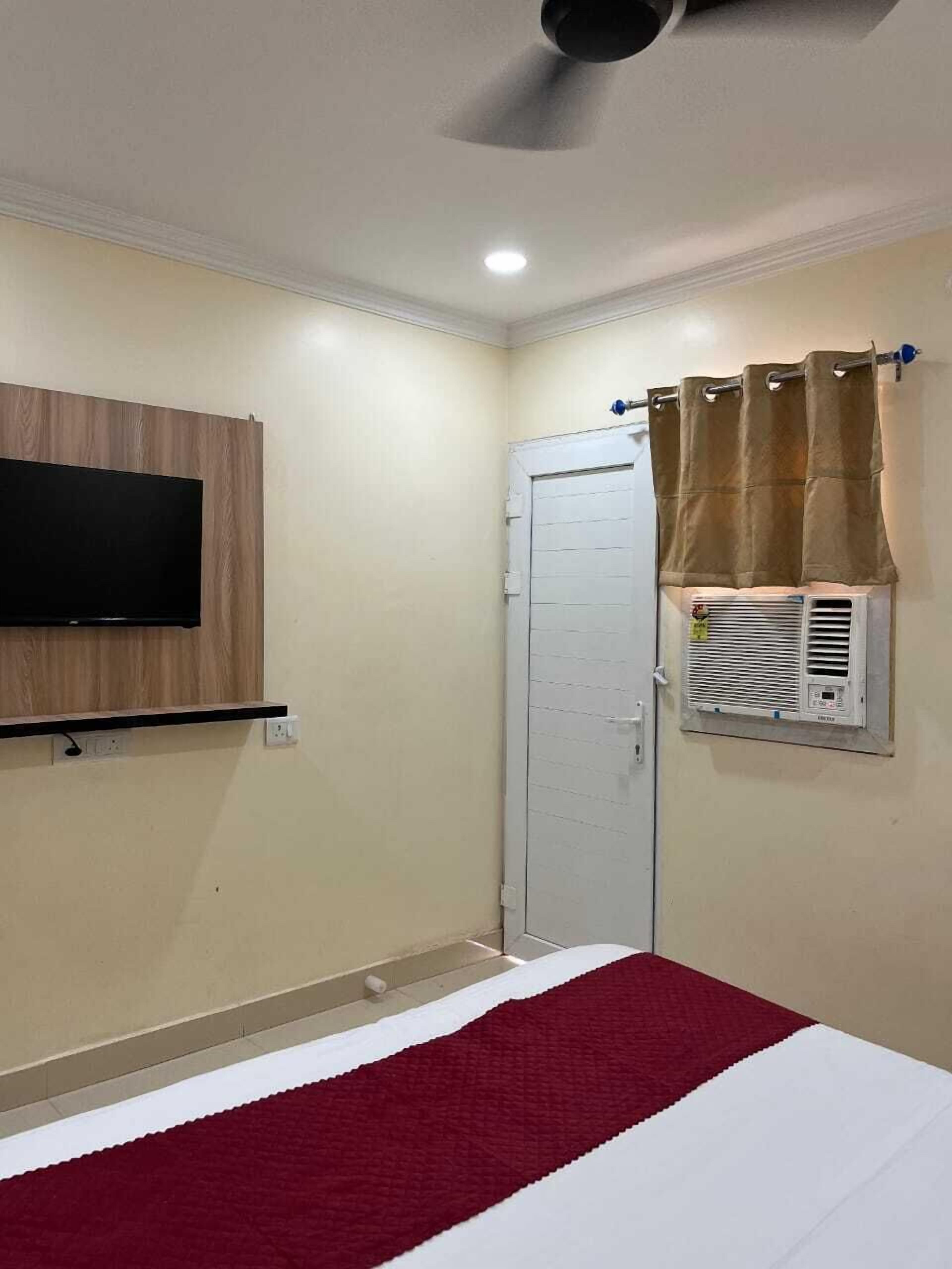 Standard Room, Balcony, City View | Television