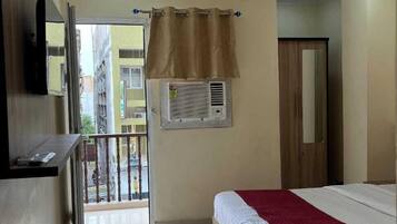 Standard Room, Balcony, City View | Wardrobe