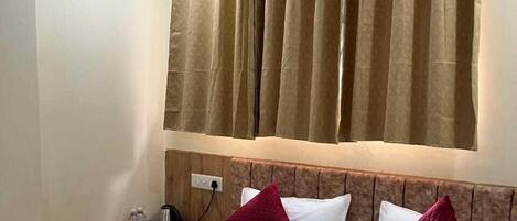 Family Room | Desk, free WiFi