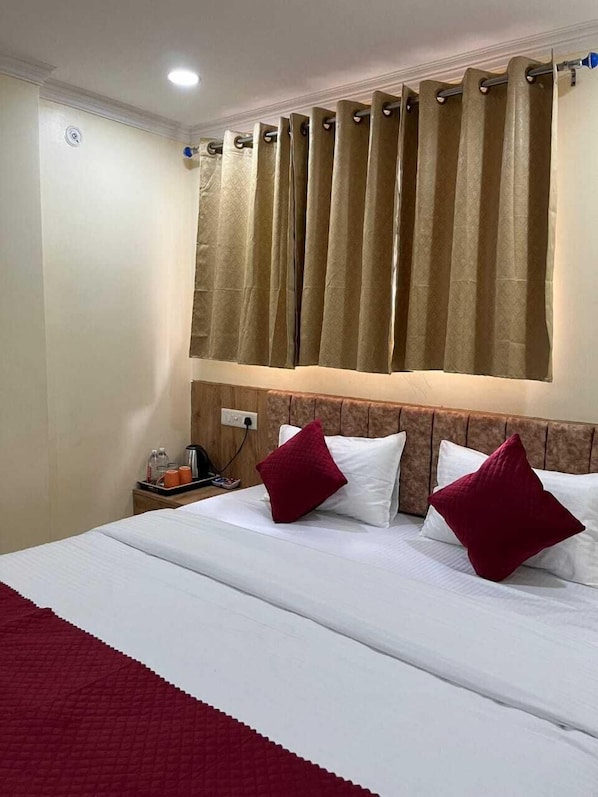 Family Room | Desk, free WiFi