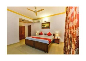 Desk, laptop workspace, free WiFi - Joy Guest House (Calangute)