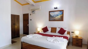 Schreibtisch, laptopgeeigneter Arbeitsplatz, kostenloses WLAN