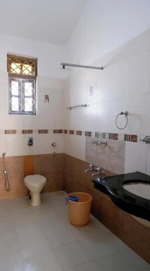 Douche, articles de toilette gratuits, serviettes fournies, savon