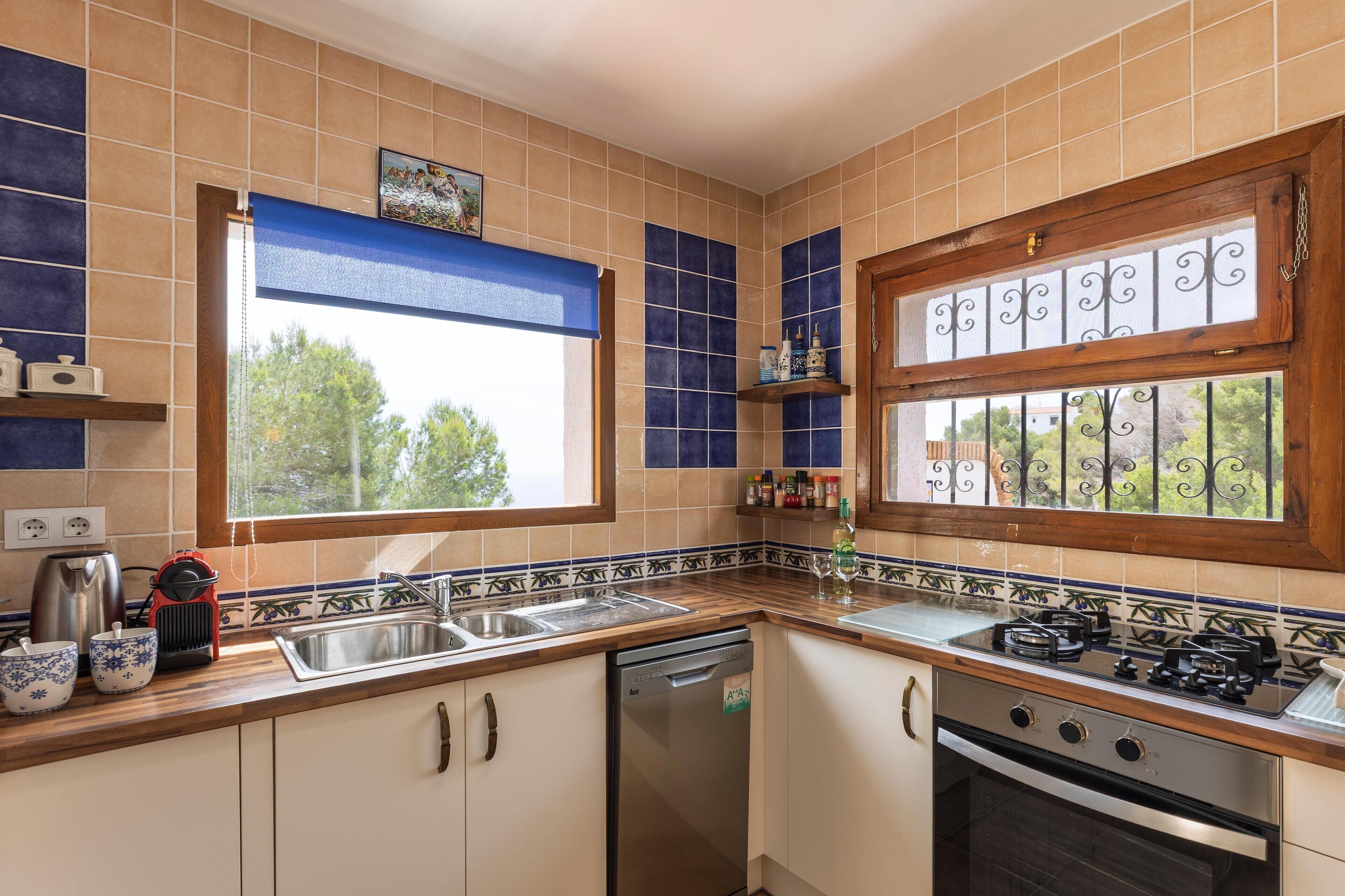 Fridge, oven, dishwasher, coffee/tea maker
