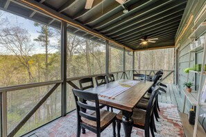 Outdoor dining - Neverland Retreat, River Views, Hot tub & Games (Blue Ridge)