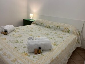 2 chambres, fer et planche à repasser, draps fournis