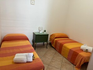2 chambres, fer et planche à repasser, draps fournis