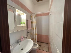 Douche, sĂšche-cheveux, serviettes fournies, savon