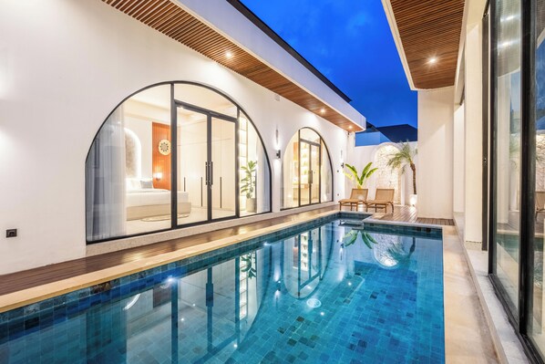 Hồ bơi ngoài trời