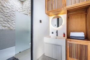 Villa Deluxe, 2 habitaciones, vista a la alberca, junto a la alberca | Baño | Regadera, amenidades de baño gratuitas, toallas, jabón 