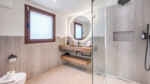 Douche, sèche-cheveux, serviettes fournies