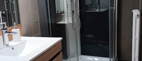 Douche, séchoir à cheveux, serviettes fournies