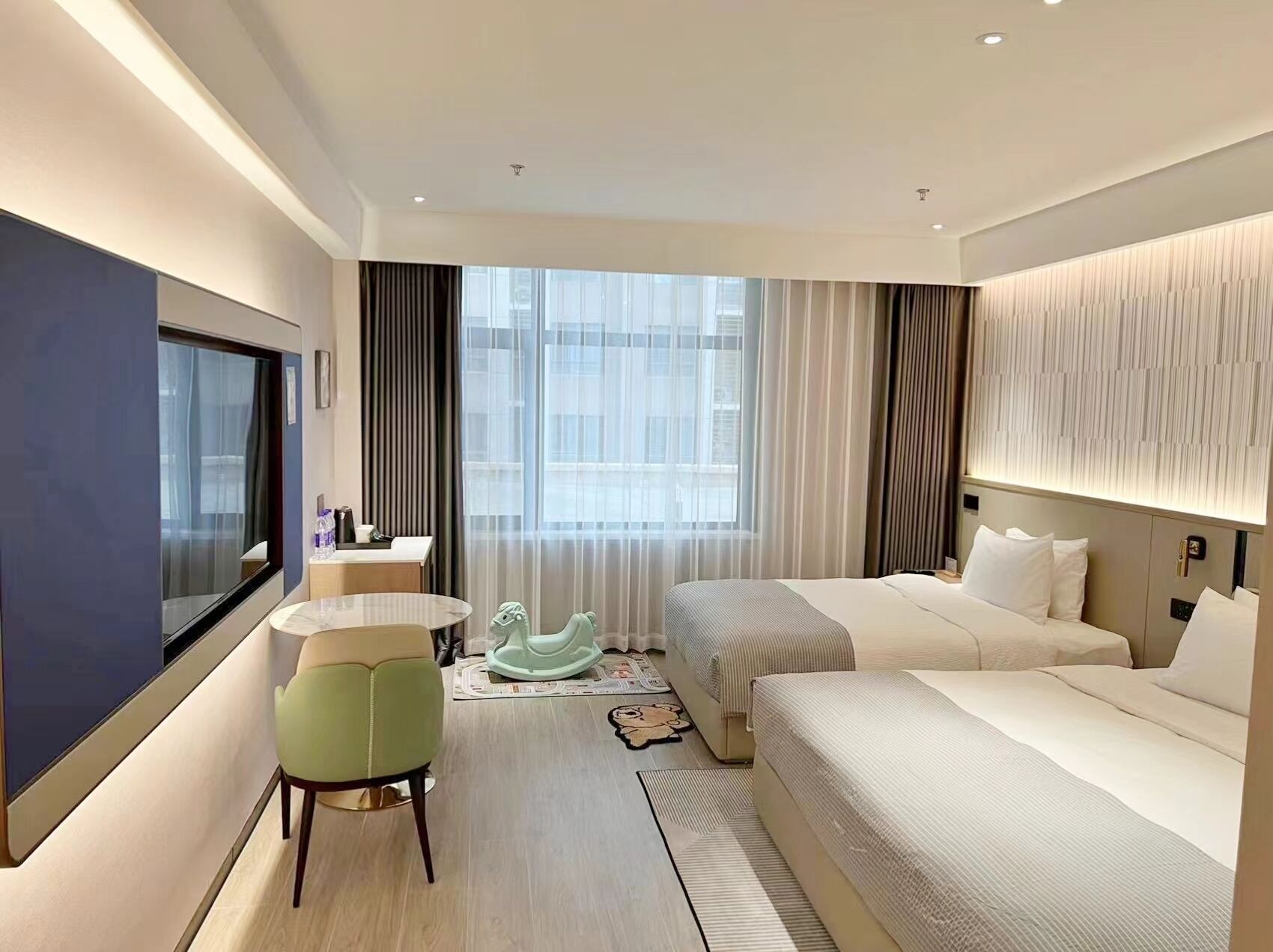 Phòng 3 dành cho gia đình | Chăn bông, khu vực làm việc phù hợp cho laptop 