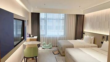 Family Triple Room | Down duvets, laptop workspace, free WiFi, bed sheets