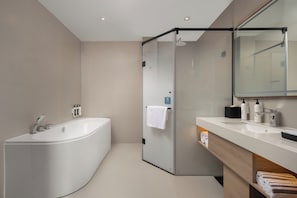 Down comforters, laptop workspace, free WiFi, bed sheets - Wanda Yuehua Hotel Tangshan North (Tangshan)