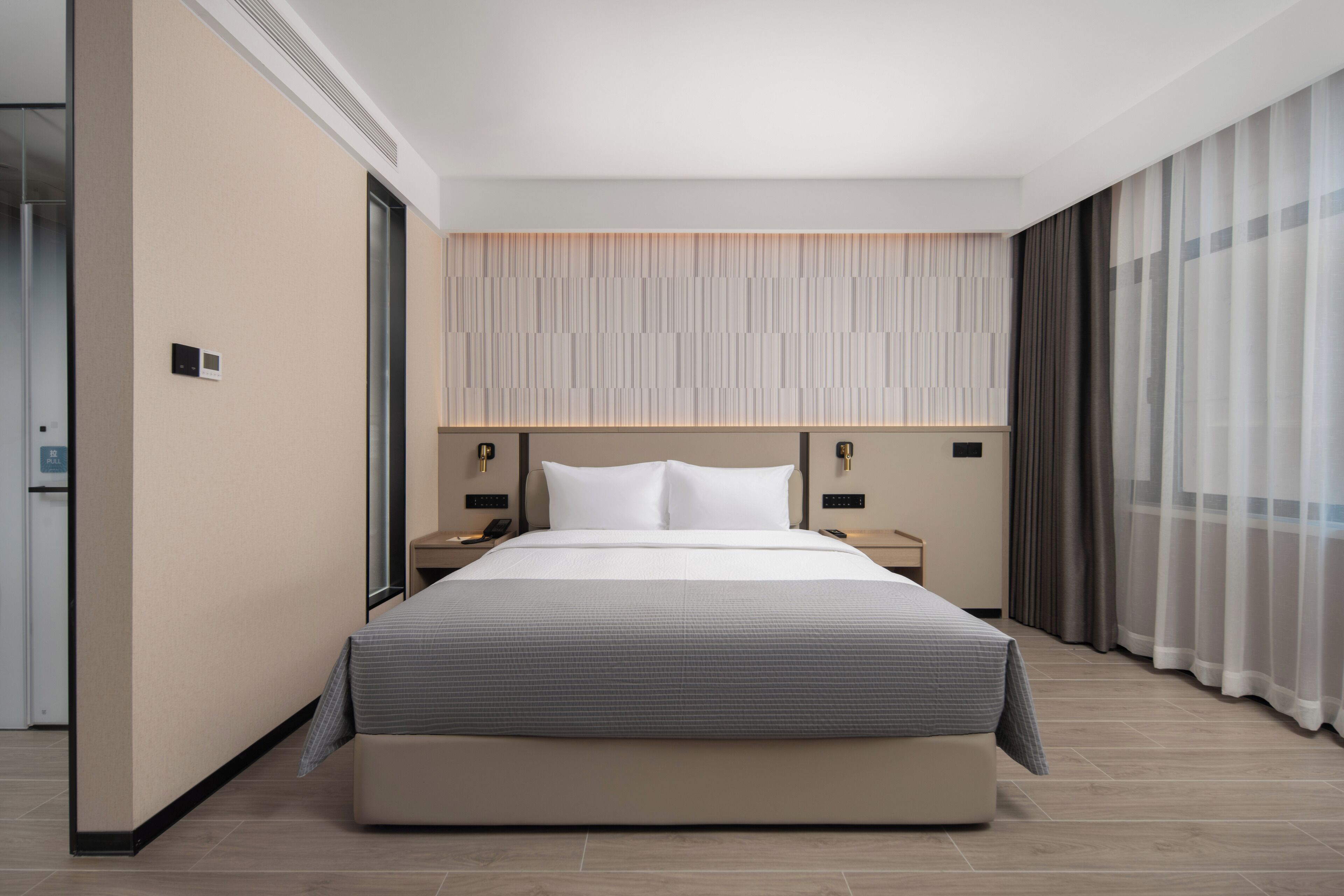 Phòng đơn | Chăn bông, khu vực làm việc phù hợp cho laptop 