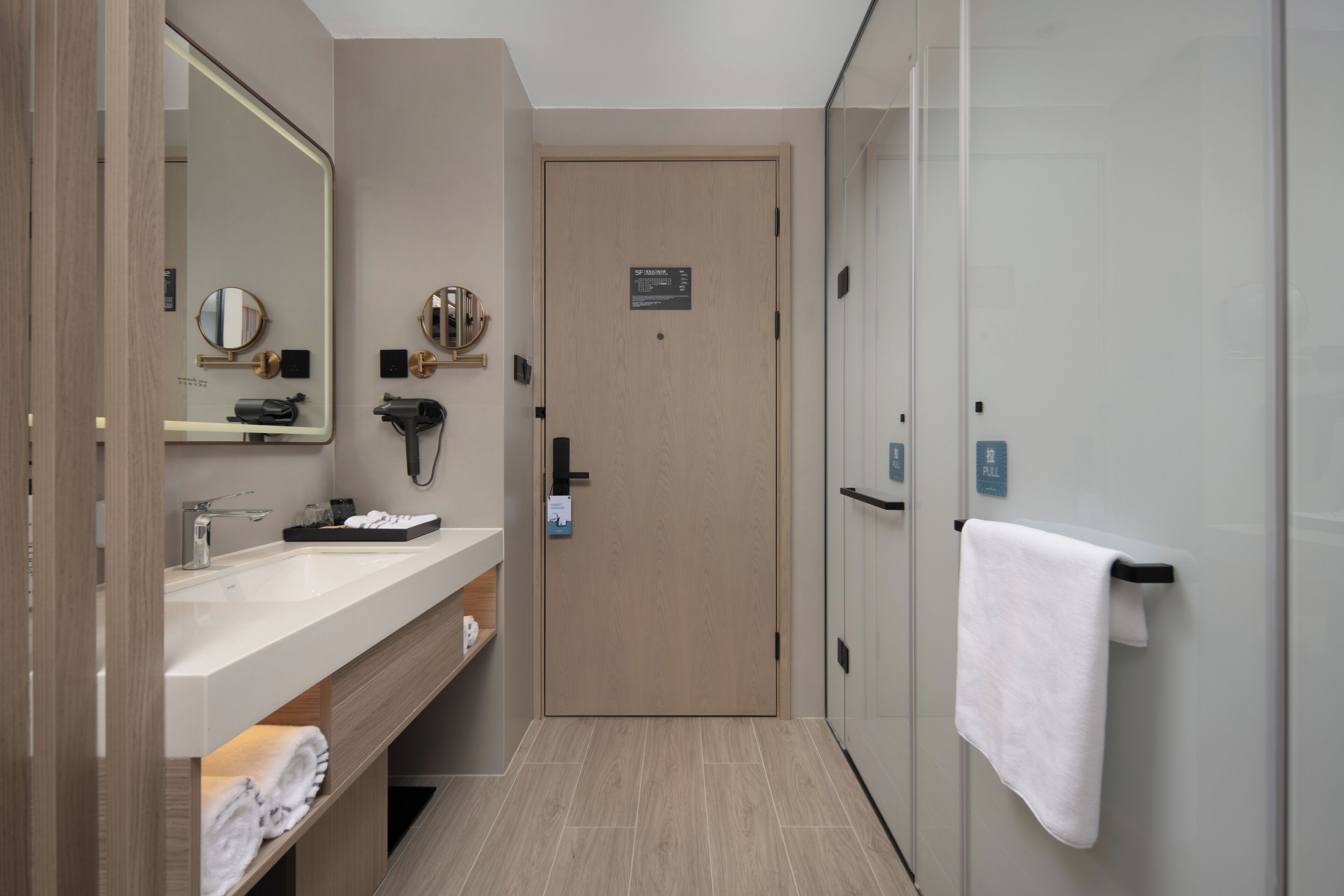 Douche, articles de toilette gratuits, sèche-cheveux, peignoirs