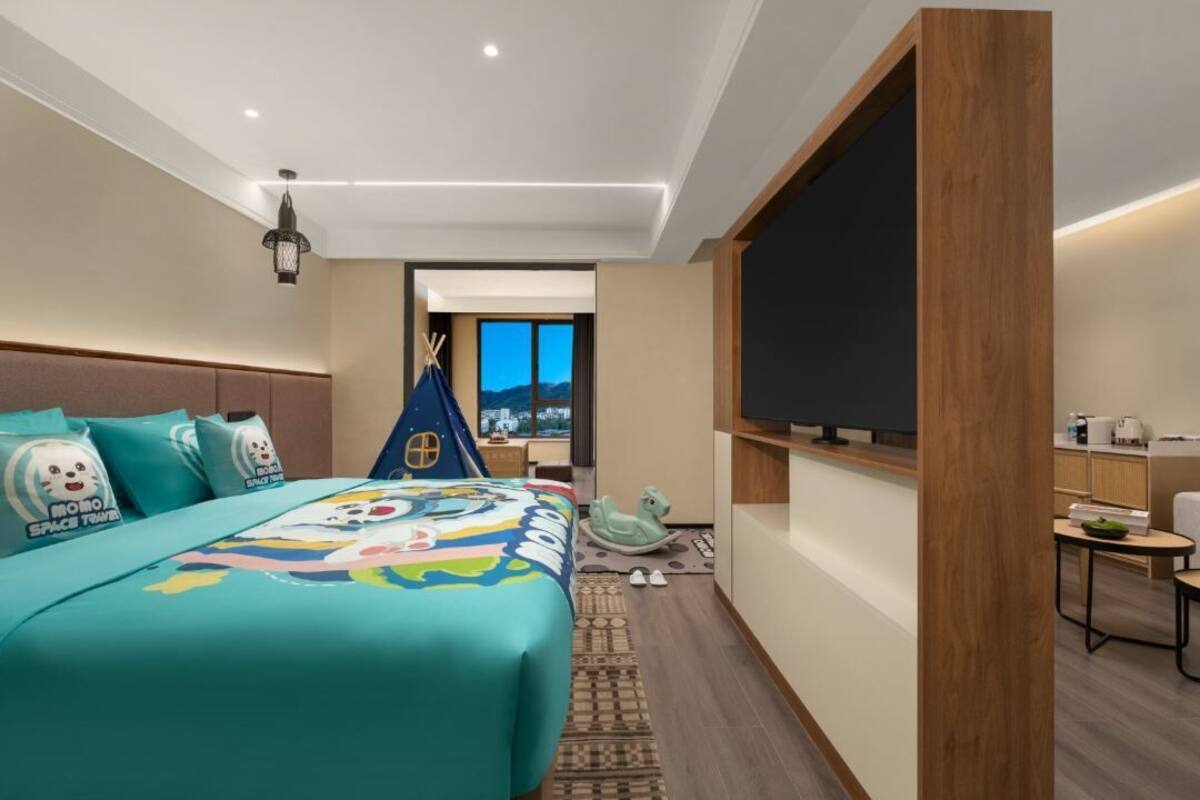 Familie driepersoonskamer, balkon | Luxe beddengoed, donsdekens, pillowtop-bedden, een laptopwerkplek