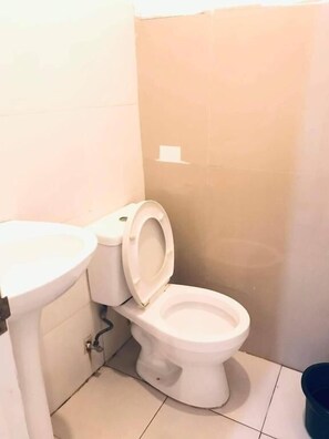 Standard Double Room | Bathroom | Towels