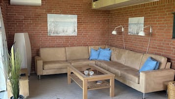 Flat-screen TV, fireplace, DVD player