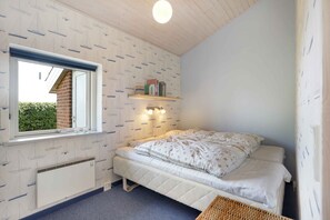 3 bedrooms, iron/ironing board, free WiFi, wheelchair access