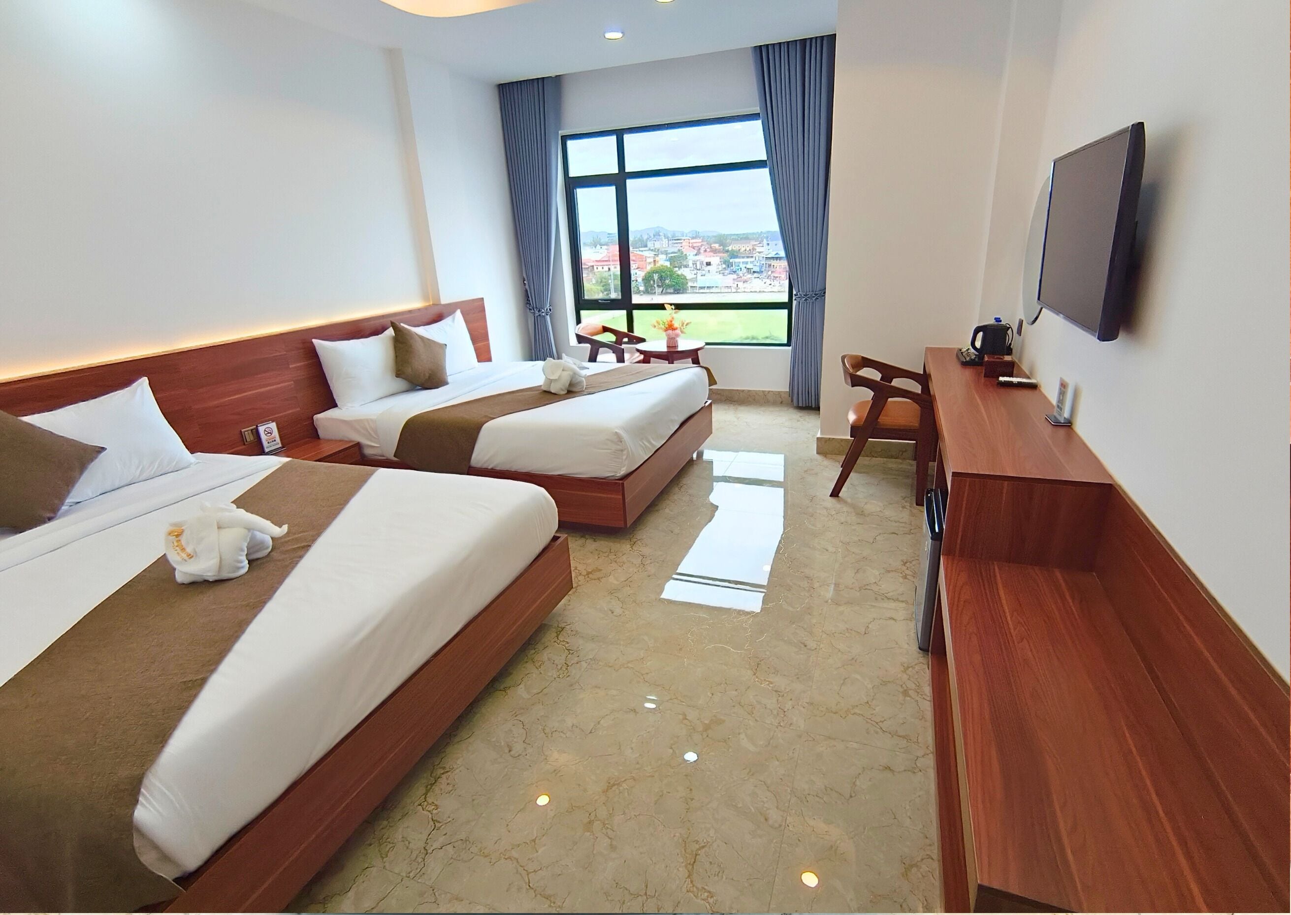 Habitació amb dos llits individuals Deluxe, vistes a la ciutat | Caixa forta a l'habitació i escriptori 