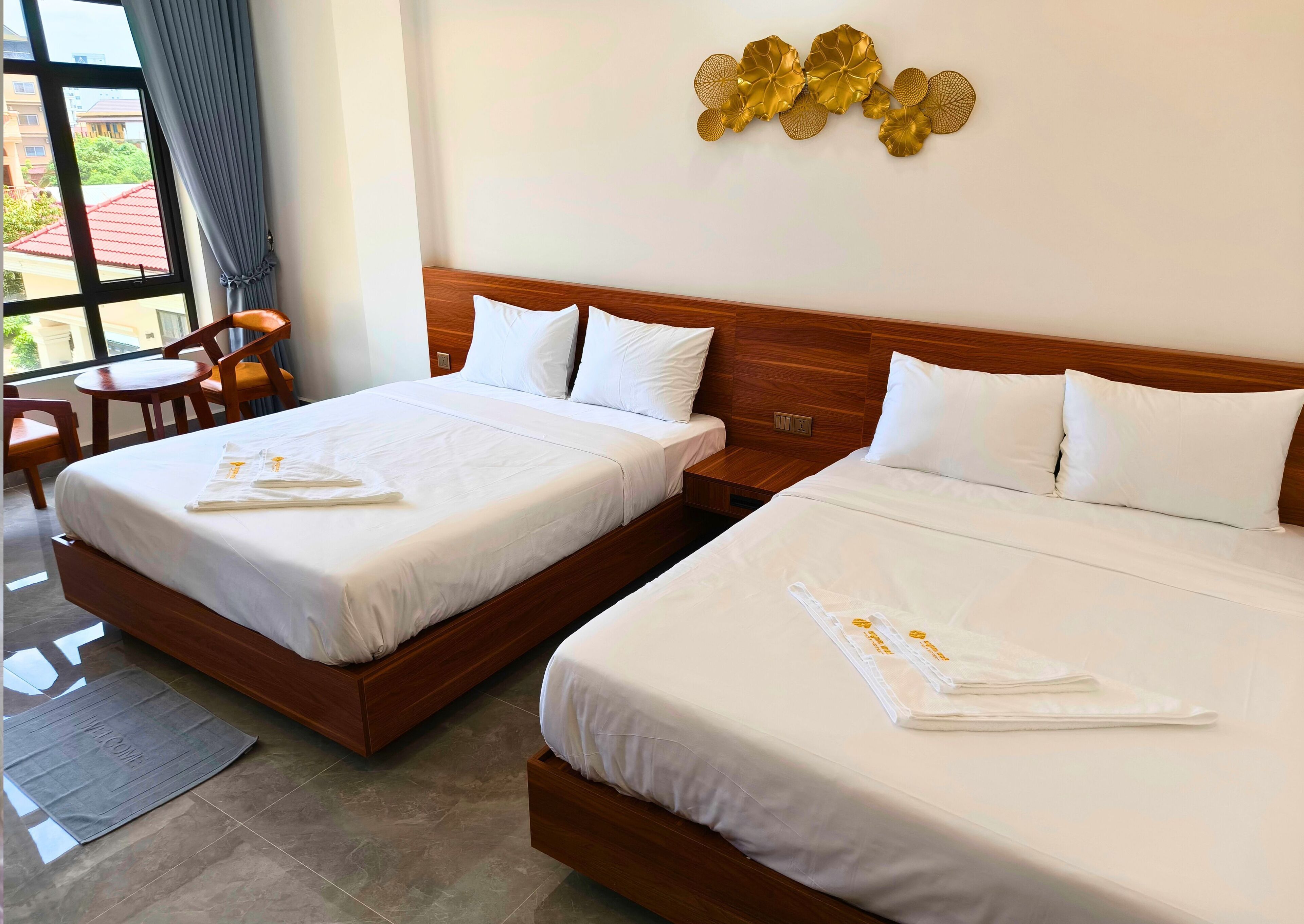 Habitació amb dos llits individuals superior, vistes a la ciutat | Caixa forta a l'habitació i escriptori 