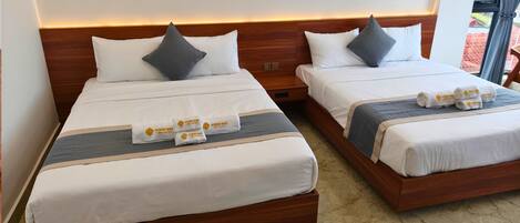 Una cassaforte in camera, una scrivania, postazione laptop