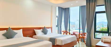 Deluxe Twin kamer, uitzicht op bergen | Een kluis op de kamer, een bureau, een laptopwerkplek