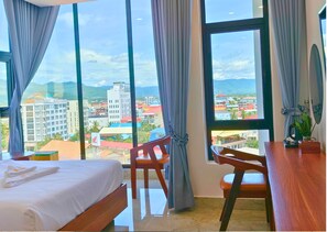 Camera Deluxe con 2 letti singoli, vista montagna | Una cassaforte in camera, una scrivania, postazione laptop