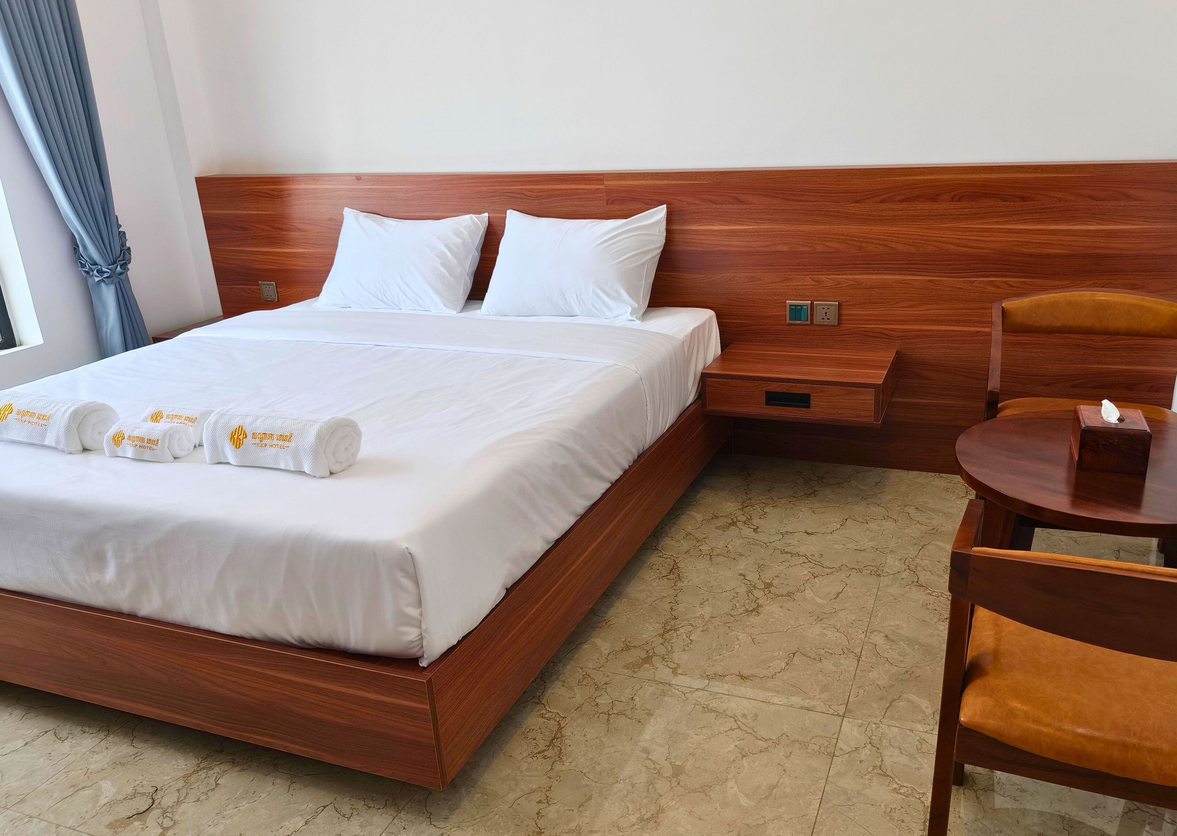 Caixa forta a l'habitació i escriptori 