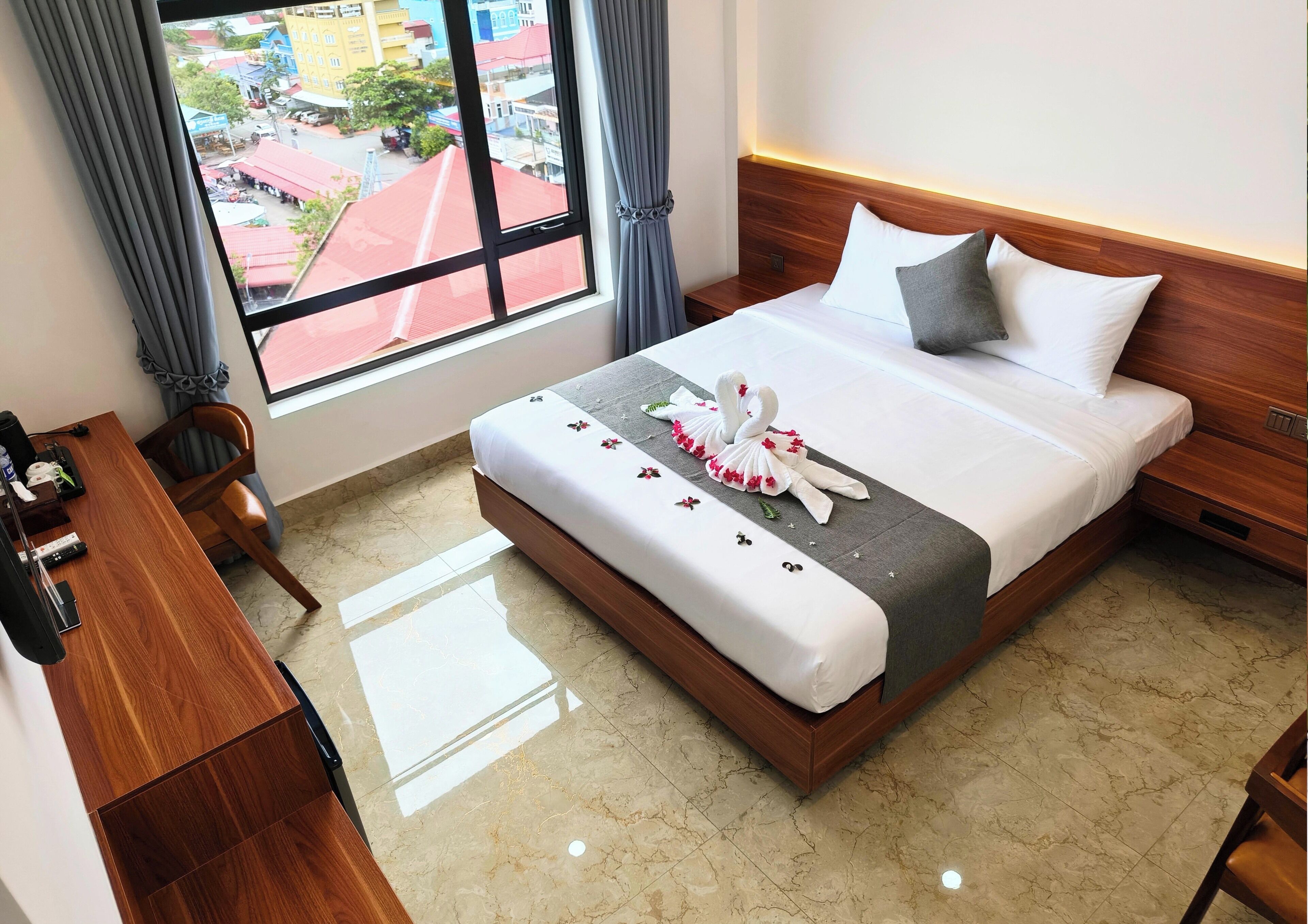 Habitació doble Deluxe, vistes a la muntanya | Caixa forta a l'habitació i escriptori 