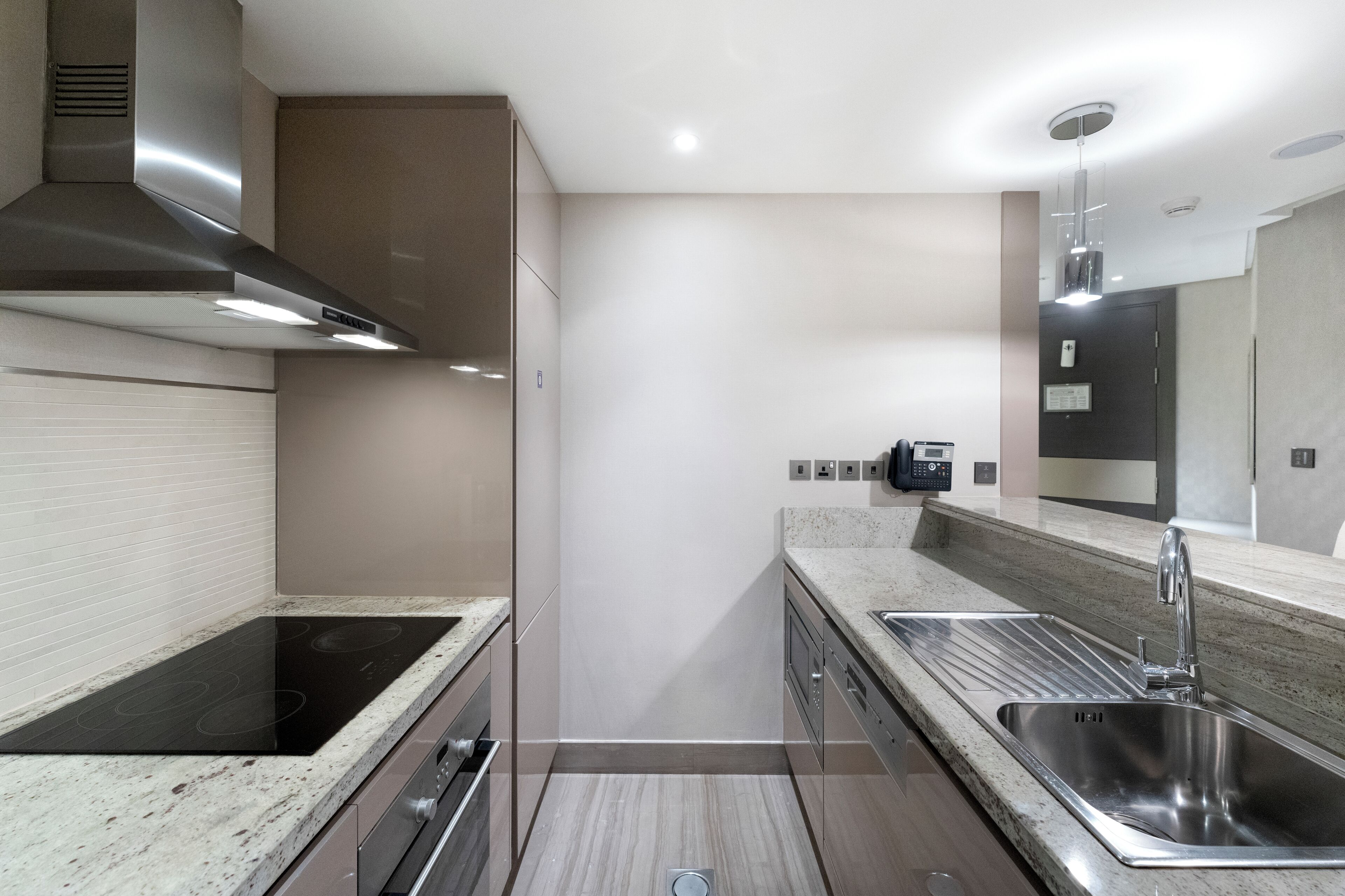 Estudio de lujo, vista a la ciudad | Cocina privada